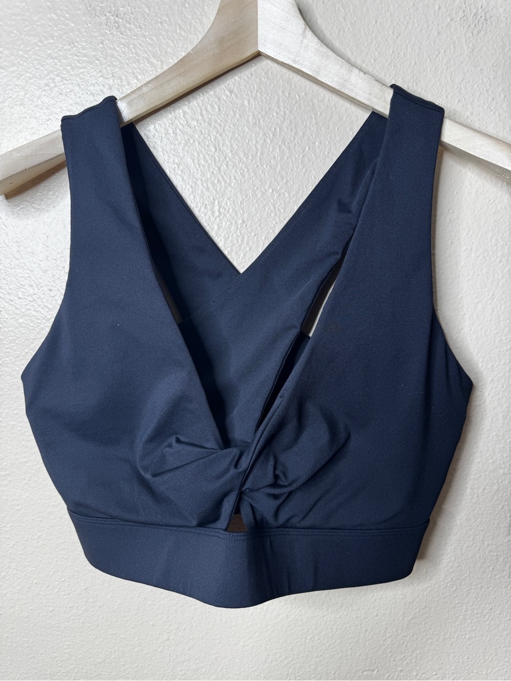 Fabletics Women’s XXL/1X Black Twist Front Cross Back Sports Bra Wide Strap